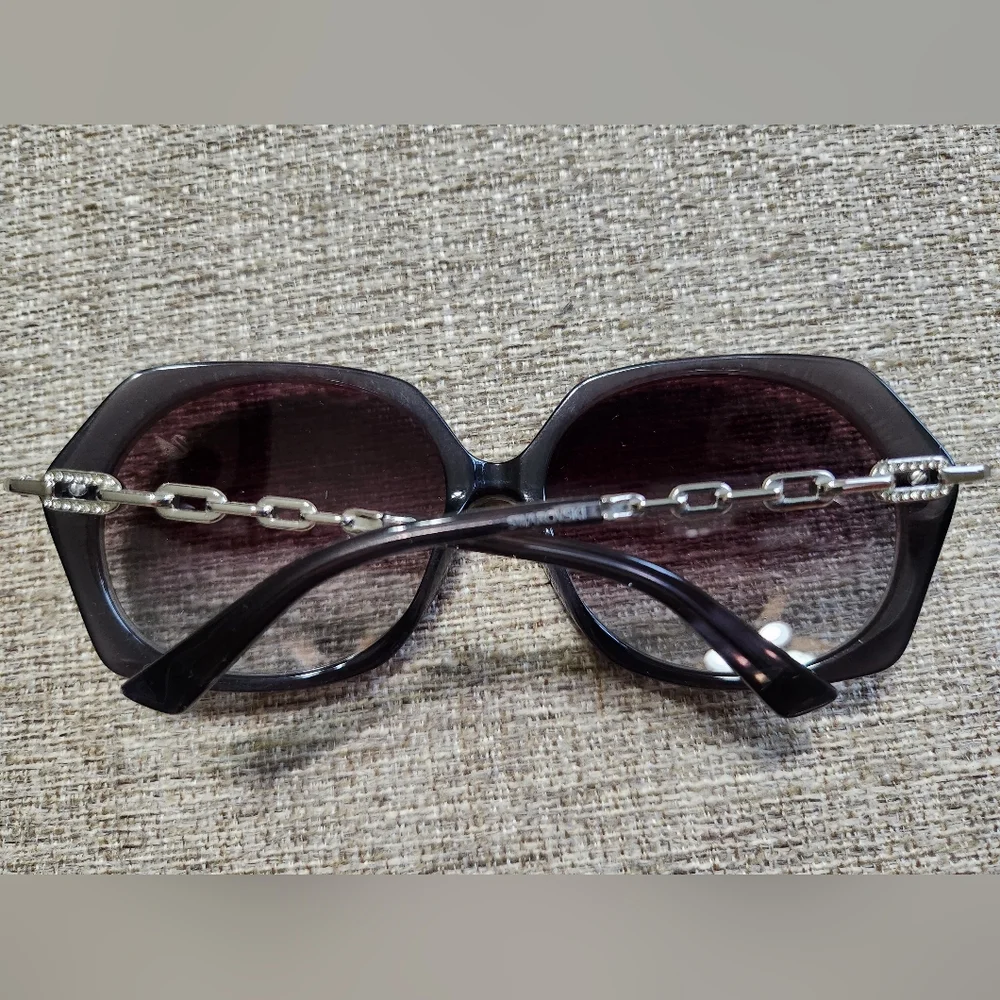 NEW SWAROVSKI COSMOPOLITAN SUNGLASSES. Cleaning cloth and case included.